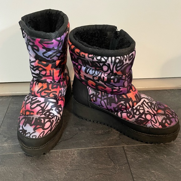 UGG Ridge Graffiti Boots- Size 6 - Picture 2 of 9